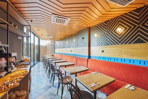 Se ofrece un desayuno bufé (40 GEL por persona)