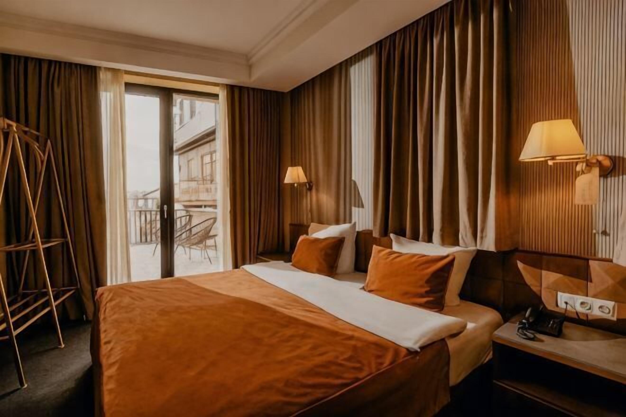 Literie hypoallergénique, minibar, coffres-forts dans les chambres