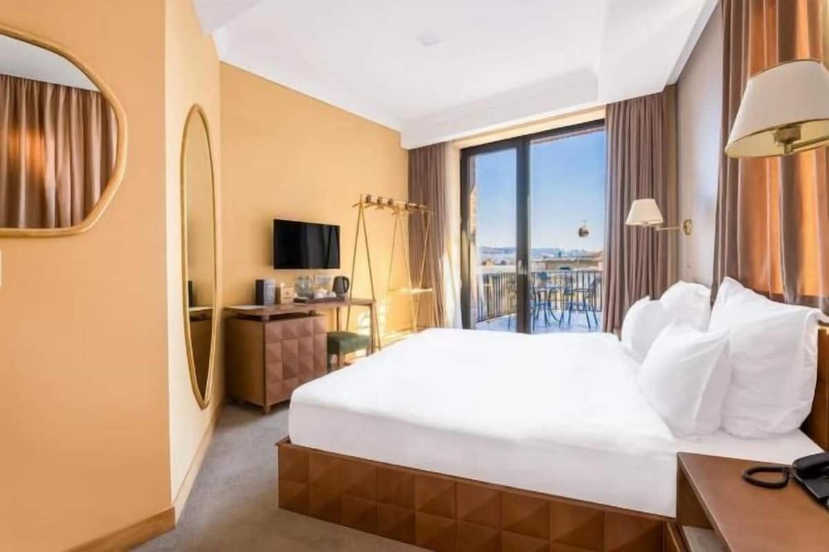 Hypo-allergenic bedding, minibar, in-room safe, desk