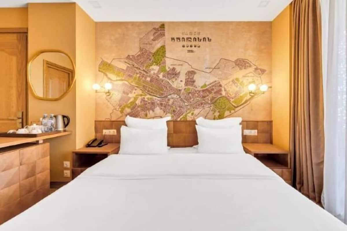 Hypo-allergenic bedding, minibar, in-room safe, desk