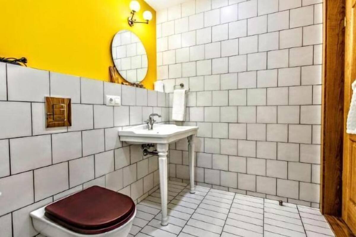 Badezimmer | Dusche, kostenlose Toilettenartikel, Haartrockner, Bademäntel