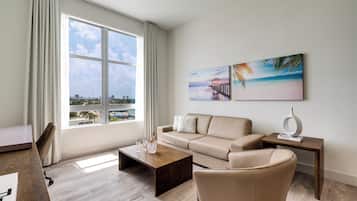 39-英寸纯平电视 (配备有线频道)、电视