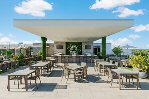 Serviço de almoço e jantar, vistas para a piscina 