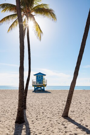 Plage, sable blanc, cabines (en supplément), chaises longues