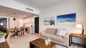 Uma sala de estar moderna com sofá, mesa de centro e área de jantar.