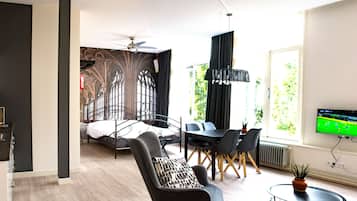 Deluxe studio suite, niet-roken | Individueel gedecoreerd, individueel gemeubileerd, een bureau