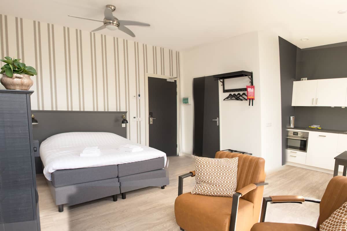 Junior Studio Suite, Non Smoking (Ringrijden) | Individually decorated, individually furnished, desk, blackout drapes