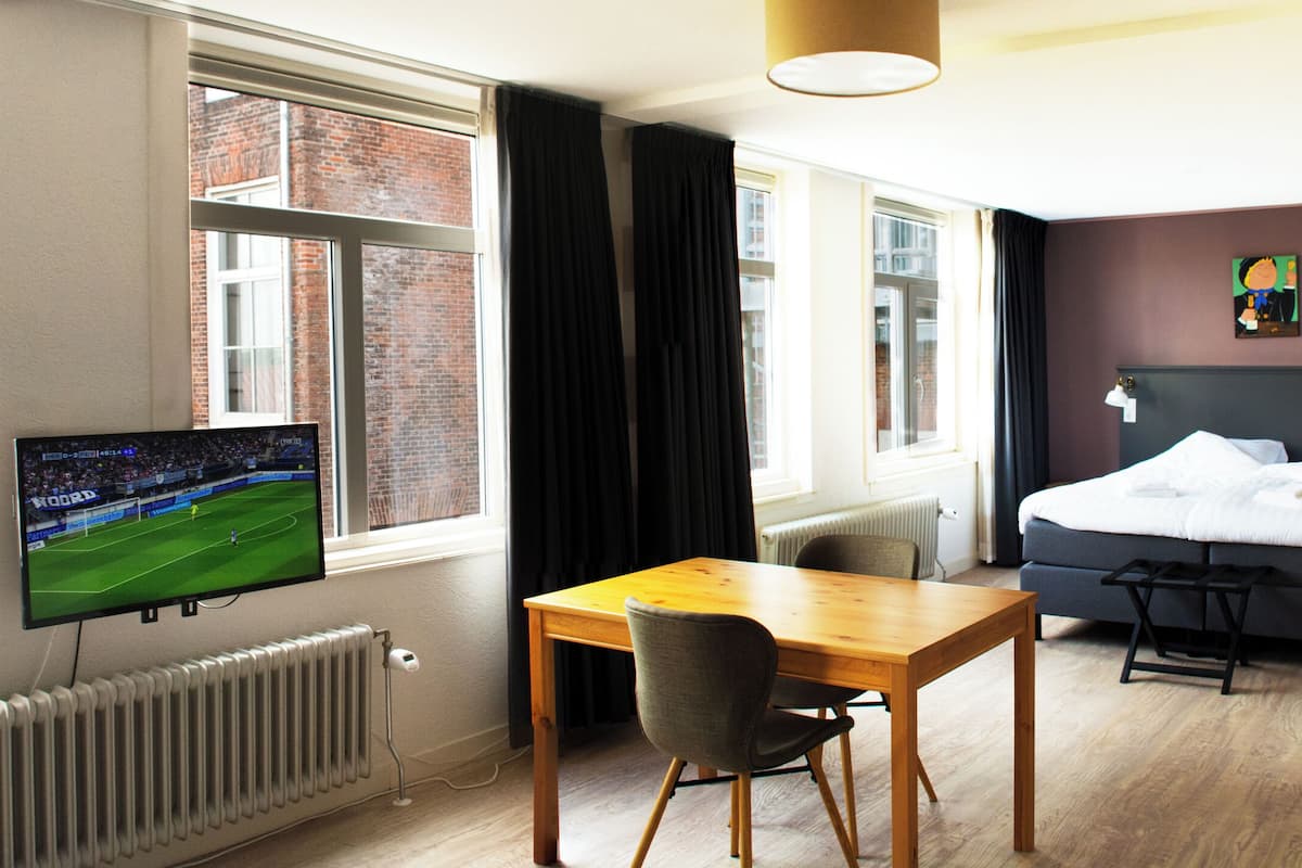 Junior Studio Suite, Non Smoking (Oester) | Individually decorated, individually furnished, desk, blackout drapes
