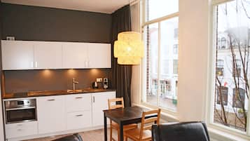 Junior Studio Suite, Non Smoking (Ringrijden) | Living area | 32-inch Smart TV with digital channels, TV, Netflix