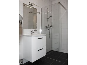 Suite studio Junior, accessible aux personnes à mobilité réduite, cuisinette (Zeeuwse babbelaar) | Salle de bain | Douche, articles de toilette (gratuits), séchoir à cheveux, pantoufles