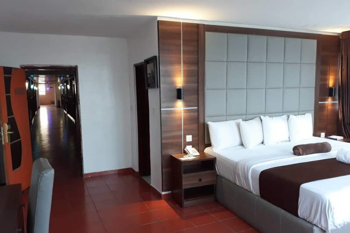 Deluxe Room | 1 bedroom, premium bedding, desk, iron/ironing board