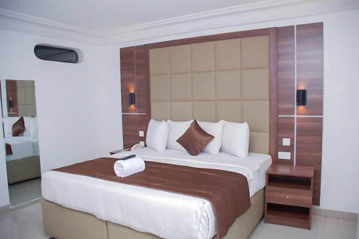 Standard Room | 1 bedroom, premium bedding, desk, iron/ironing board