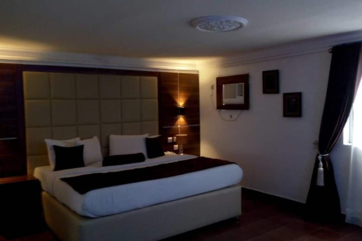 Executive Double Room | 1 bedroom, premium bedding, desk, iron/ironing board