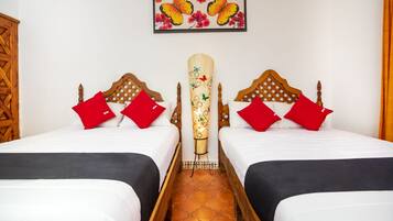 Tabla de planchar con plancha, wifi gratis y ropa de cama
