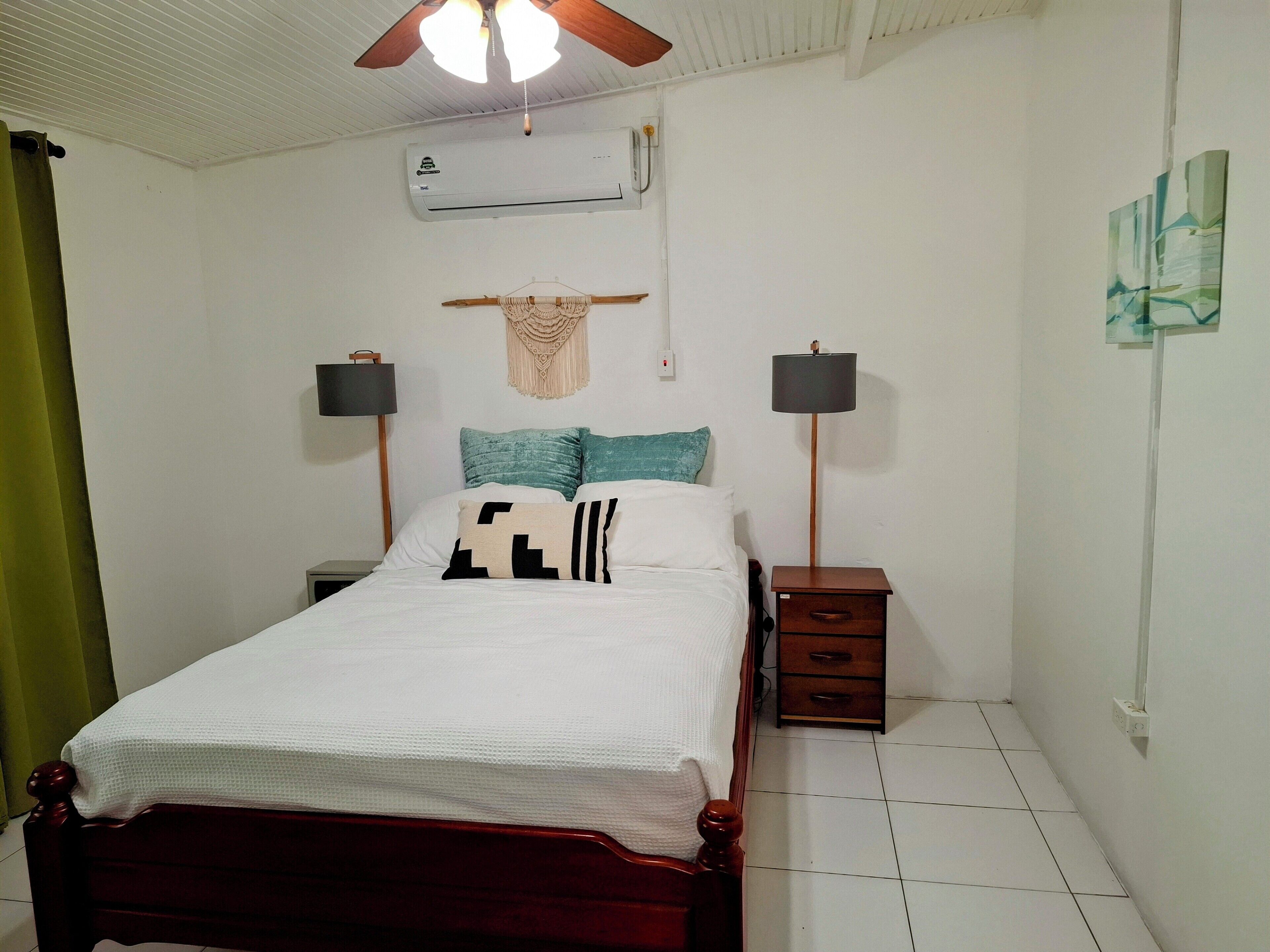 Cottage, meerdere bedden, keuken | 1 slaapkamer, een bureau, een strijkplank/strijkijzer, gratis wifi