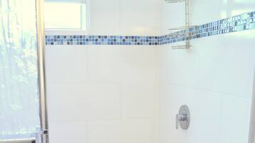 Cottage, Multiple Beds, Kitchen | Bathroom shower