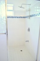 Casa de campo, varias camas, cocina | Ducha del cuarto de baño