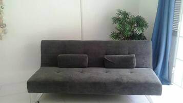 Cottage, plusieurs lits, cuisine | Coin séjour | Télévision à écran plat