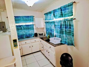Cottage, Multiple Beds, Kitchen | Private kitchen | Fridge, microwave, oven, stovetop
