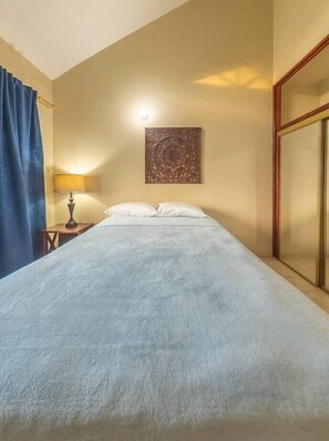 Townhome Comfort - 3 sovrum - kök | 1 sovrum, värdeförvaringsskåp på rummet och mörkläggningsgardiner