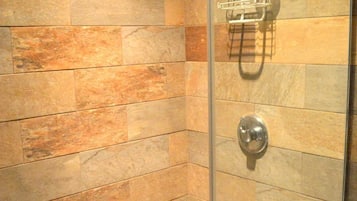 Comfort Townhome, 3 Bedrooms, Kitchen | Bathroom | Shower, free toiletries, hair dryer, towels