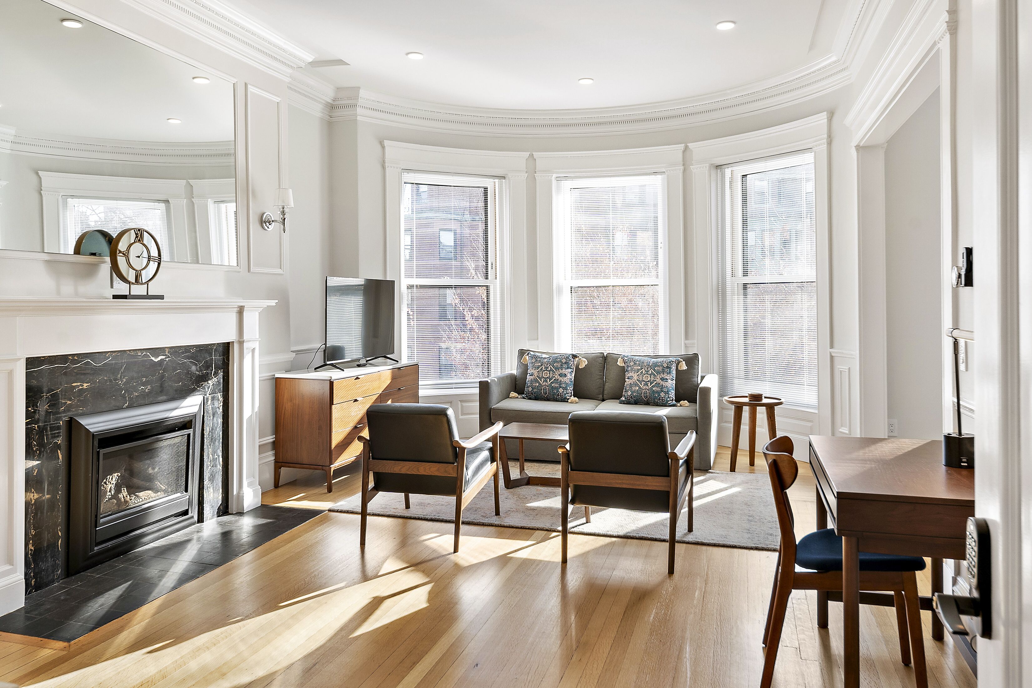 Studio Elite | Vardagsrum | 42-tums platt-tv med satellitkanaler, tv och eldstad