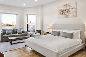 Literie de qualité supérieure, bureau, fer et planche à repasser