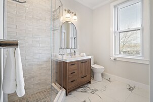 Classic Studio Suite | Bathroom | Shower, free toiletries, hair dryer, bathrobes