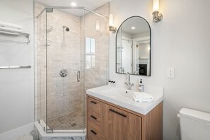 City Studio Suite | Bathroom | Shower, free toiletries, hair dryer, bathrobes - Charlesgate Suites (Boston)
