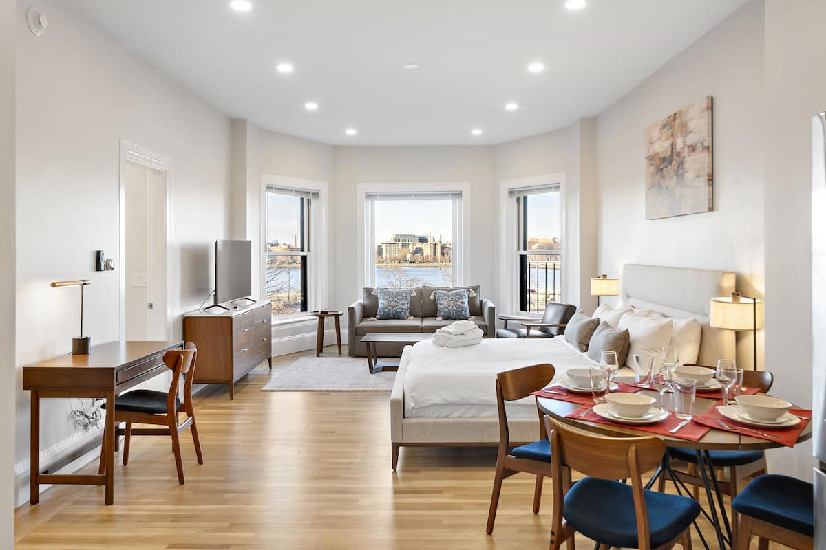 Premium studio suite | 1 slaapkamer, luxe beddengoed, een bureau, een strijkplank/strijkijzer