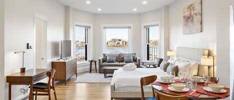 Premium Studio Suite | Premium bedding, desk, iron/ironing board, free WiFi