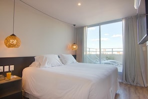 Quarto casal executivo, 1 cama King, terraço | Roupas de cama premium, frigobar, cofres nos quartos, cortinas blackout