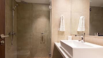 Standard Double Room, City View | Bathroom | Shower, rainfall showerhead, free toiletries, hair dryer