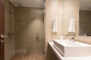 Standard-Doppelzimmer, Stadtblick | Badezimmer | Dusche, Regendusche, kostenlose Toilettenartikel, Haartrockner