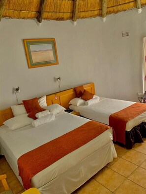 Habitación con 2 camas individuales, 1 habitación, no fumadores, baño privado | Ropa de cama hipoalergénica, edredones de plumas, decoración individual