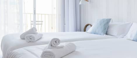 Dobbeltrom – superior, terrasse | Skrivebord, barnesenger, wi-fi (inkludert) og sengetøy