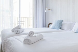 高级双人房, 露台 | 办公桌、婴儿床、免费 WiFi、床单