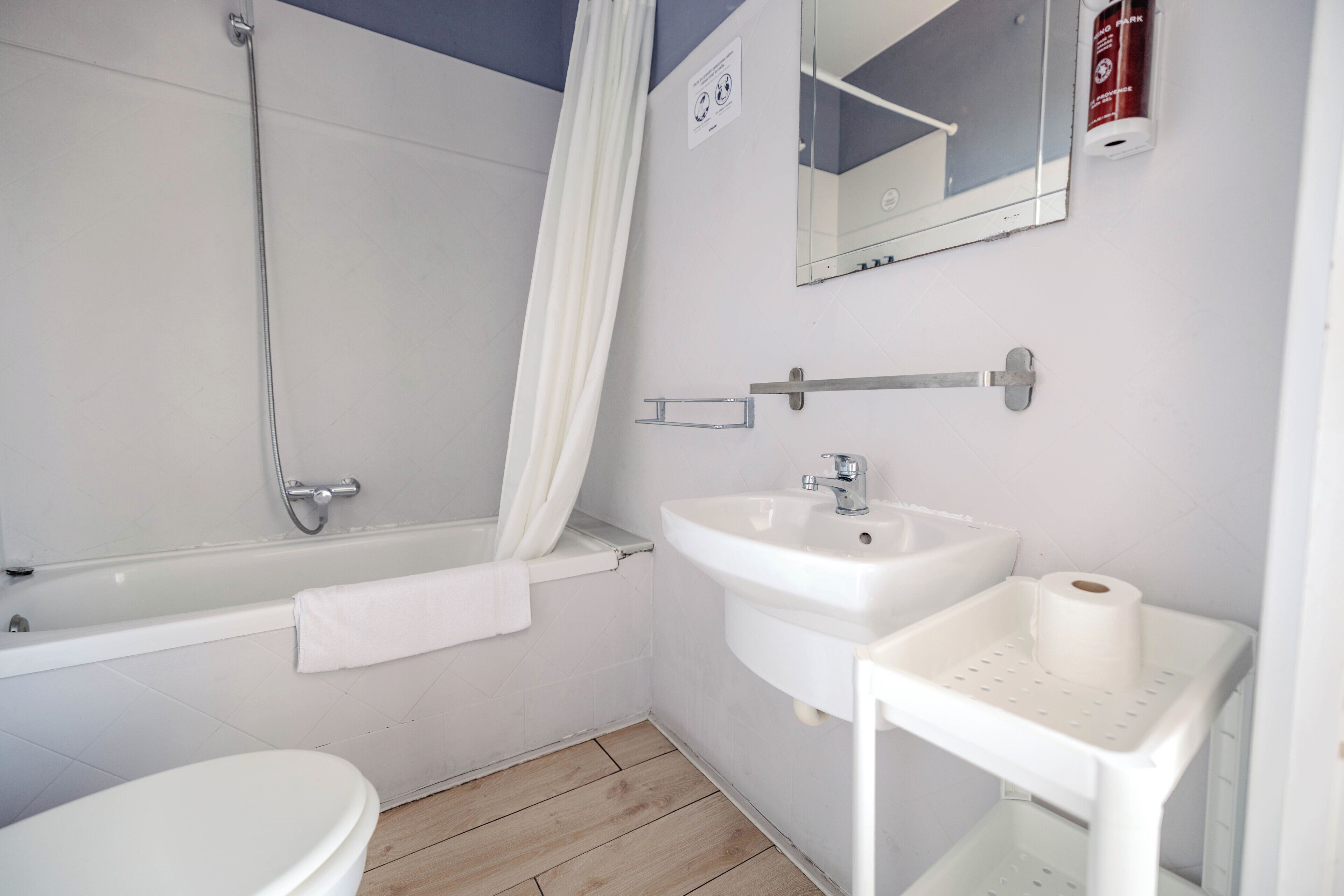 Habitación doble superior | Baño | Secador de pelo, toallas, jabón y champú