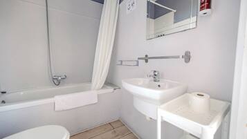 Habitación doble superior | Baño | Secador de pelo, toallas, jabón y champú