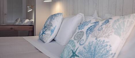 Escritorio, wifi gratis y ropa de cama