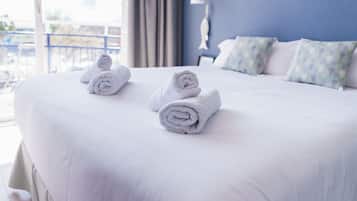 Habitación doble, terraza | Escritorio, cunas (de pago), wifi gratis y ropa de cama