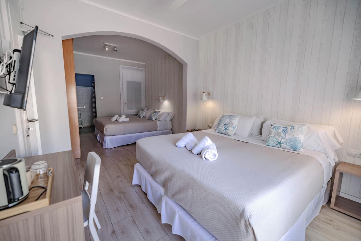 Habitación familiar | Escritorio, wifi gratis, ropa de cama