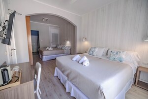 Escritorio, wifi gratis y ropa de cama 