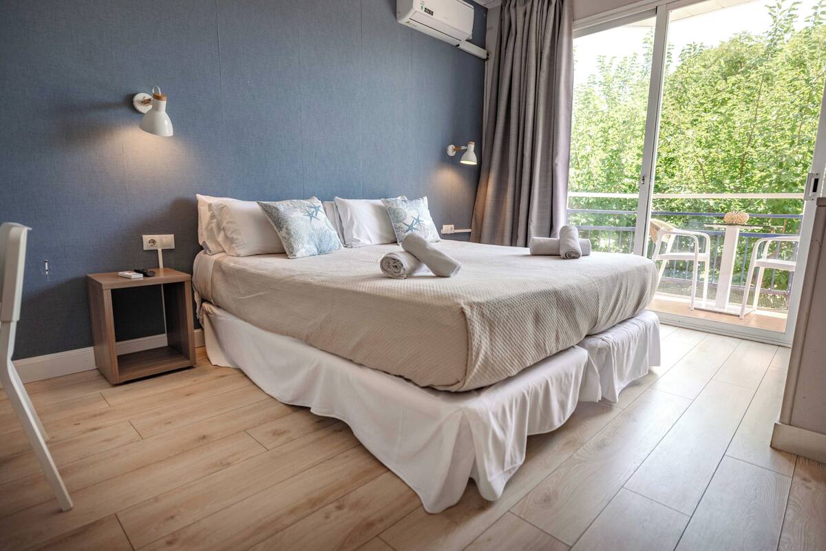 Habitación triple | Escritorio, wifi gratis, ropa de cama