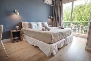 Habitación triple | Escritorio, wifi gratis y ropa de cama