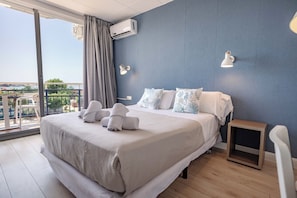 Superior Double Room | Desk, free WiFi, bed sheets - Hotel Boutique La Brisa (Vilanova I la Geltru)