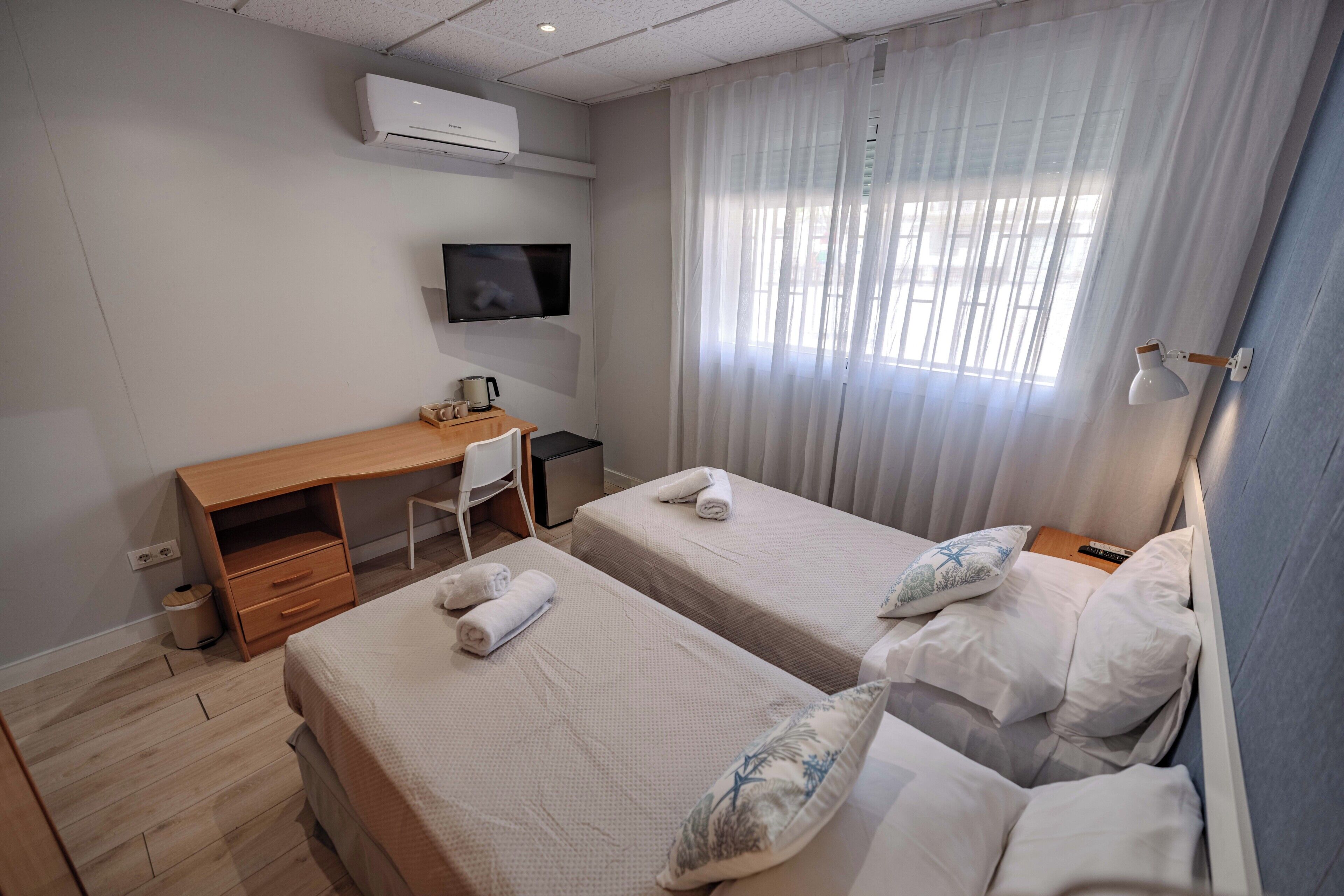Standaard tweepersoonskamer | Een bureau, gratis wifi, beddengoed