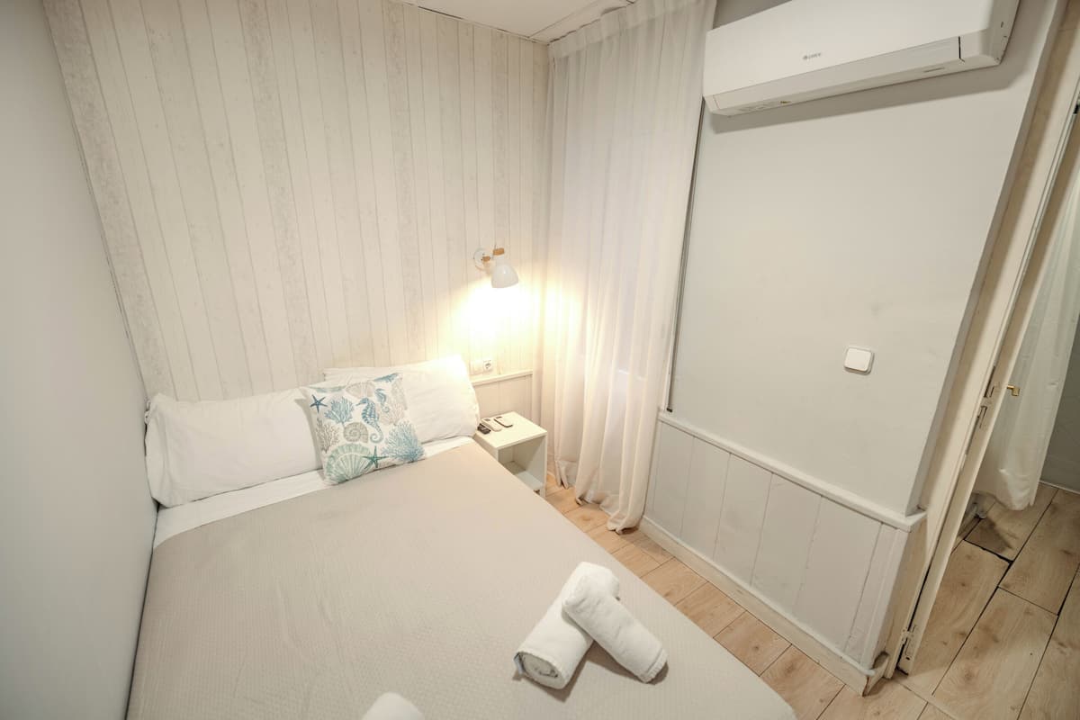 Economy Single Room (Interior) | Desk, WiFi (free), bed sheets