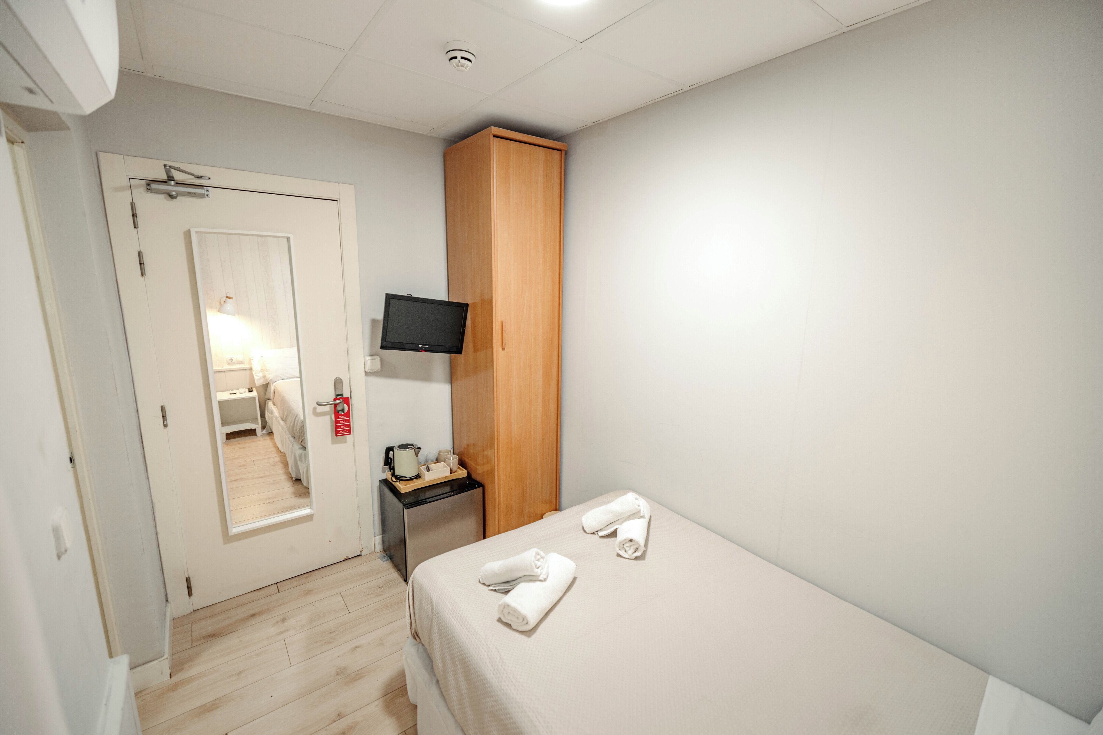 Economy eenpersoonskamer (Interior) | Een bureau, gratis wifi, beddengoed