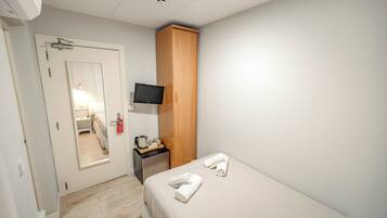Economy eenpersoonskamer (Interior) | Een bureau, gratis wifi, beddengoed